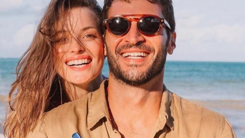 Toni é o primeiro filho do casal e o segundo de Leandro Lima que tem a Giulia de 21 anos Leandro Lima e a esposa Casal sorrindo para a foto; homem de óculos escuro - Divulgação