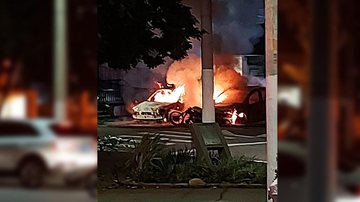 Ao menos dois veículos e duas motos foram consumidos pelas chamas na noite deste sábado Incêndio em Santos - Divulgação