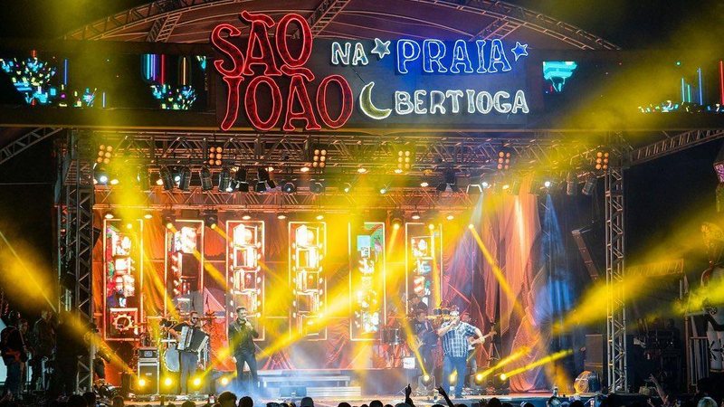 A abertura dos portões acontece a partir das 18h São João na Praia Palco do São João na Praia com cantores Humberto e Ronaldo no palco - Reprodução/Redes Sociais