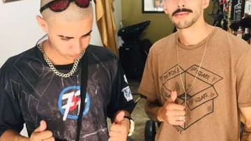 MC Dezin publicou essa foto junto ao seu barbeiro - Augusto Novo corte Funkeiro com corte diferenciado e seu barbeiro ao lado - Divulgação