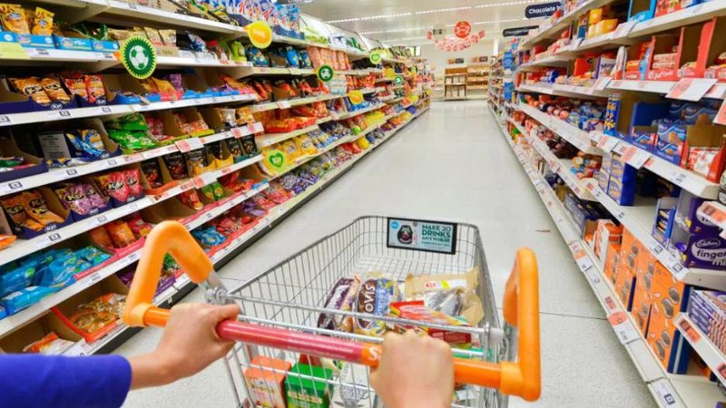 Mercado preencheu 200 novas vagas de emprego e tem previsão para mais oportunidades Supermercado Interior de um supermercado e mulher com as mãos no carrinho - Imagem Ilustrativa