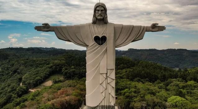 Estátua do Cristo Redentor de Encantado tem 43,5 metros Cristo Redentor Estátua do Cristo Redentor de braços abertos e um coração no peito - Divulgação