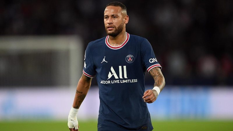 Pouso da aeronave que levava Neymar aconteceu por volta das 2 horas da manhã desta terça-feira (21) em Boa Vista Susto: avião de Neymar pousa em Boa Vista após problemas no para-brisa Jogador Neymar em campo com a camisa do PSG da França - Divulgação/PSG