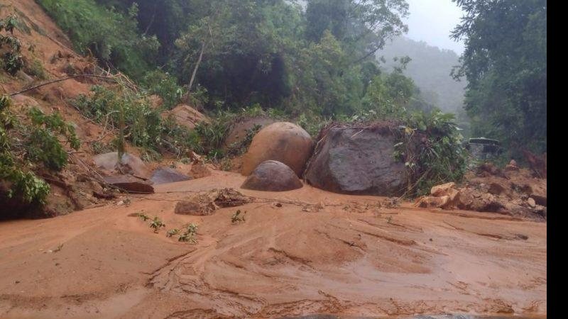 Com a conclusão do relatório da Defesa Civil, o documento será encaminhado aos setores competentes nas esferas estadual e federal, visando obter recurso a partir dos registros e da justificativa elaboradas Deslizamento de terra na rodovia Rio-Santos, em Ub - Foto: Divulgação/PMU
