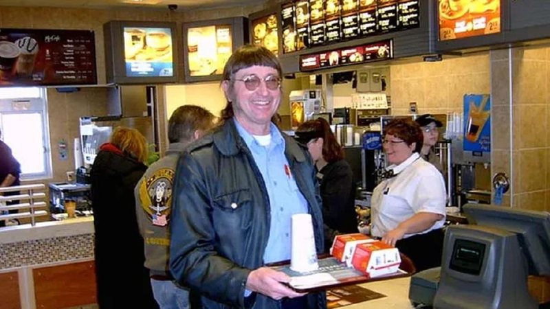 Don garante que sua saúde não é afetada por comer dois lanches por dia; norte-americano já chegou a comer nove em um único dia Homem com Big Mac Homem de óculos escuro redondo, com uma bandeja de Big Mac nas mãos - Divulgação