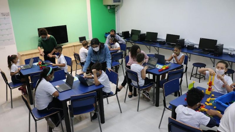 Gestão municipal de Santos afirma que introdução do jogo vai tornar aprendizado ambiental mais atraente Santos faz parceria com cidade da Dinamarca para usar games na educação ambiental Crianças com notebooks em escola - Imagem: Divulgação / Prefeitura de Santos