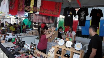 Barraquinhas de artesanato e vestimentas típicas lusitanas também fizeram sucesso entre visitantes da Festa Festa de Portugal atrai mais de 10 mil pessoas ao Centro Histórico de Santos Barraquinha de artesanato e vestimentas típicas lusitanas - Francisco Arrais/Prefeitura de Santos