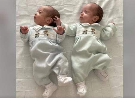Gêmeos Miguel e Davi que nasceram com 36 horas e 34 minutos de diferença Gêmeos em caso raro na medicina Gêmeos deitados - Reprodução