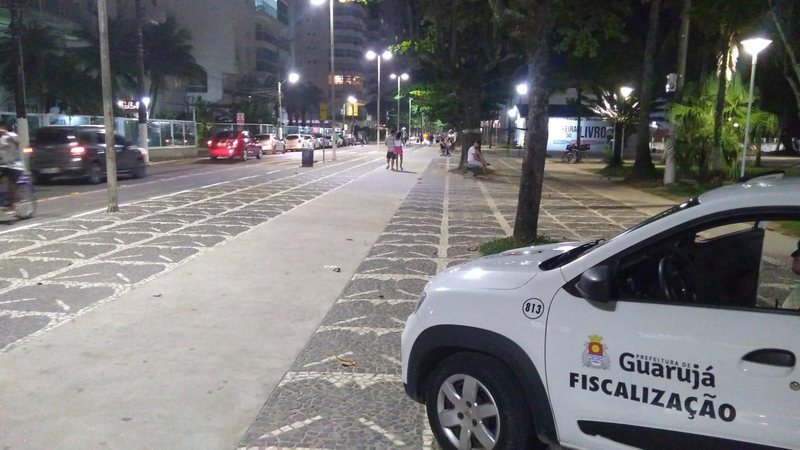 Mais de 70 ações foram registradas pelos fiscais na orla, seguidas por 58 equipamentos de som desligados e retiradas do local Fiscalização Carro de fiscalização estacionado na orla de Guarujá - Divulgação