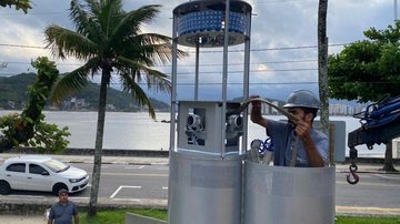 Totem em praia de São Vicente São Vicente testa totens de segurança Técnico instalando câmeras em totem - Imagem: Divulgação / Prefeitura de São Vicente