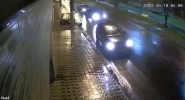 Imagens da câmera de segurança da região filmaram o momento do crime Atropelamento Carro no meio da via fugindo do atropelamento - Reprodução