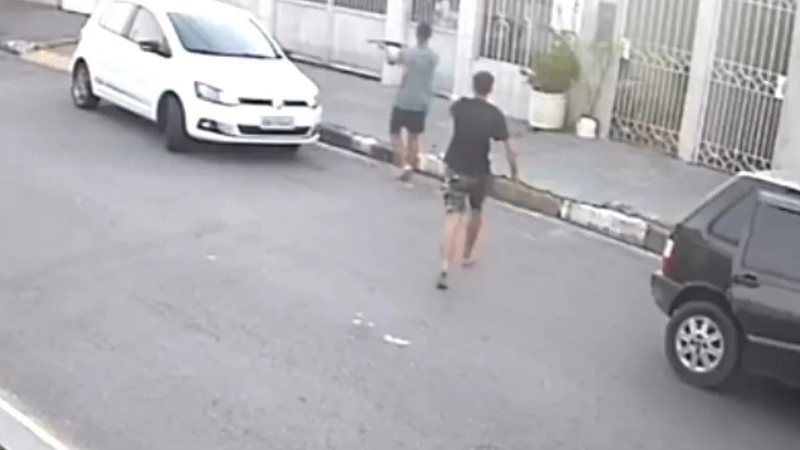 De acordo com informações oficiais, uma dupla de assaltantes, sendo um deles armado com uma escopeta, renderam um cidadão que estava dentro do carro estacionado em frente à própria casa - Reprodução/web