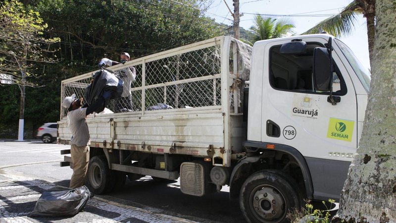 Média de coleta mensal caiu de quase 50 toneladas em 2021, para 25 em 2022. Guarujá - Coleta de recicláveis cai quase pela metade em Guarujá, diz prefeitura Coletores de lixo em caminhão - Imagem: Divulgação / Prefeitura de Guarujá