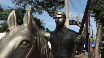 Essa é a primeira vez em 41 anos que um presidente retorna à Fenasoja Jair Bolsonaro em escultura Jair Bolsonaro em escultura em cima de um cavalo - Divulgação