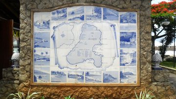 Monumento em azulejos em Ilhabela com o mapa da ilha de São Sebastião Olá! Seu resumo diário de notícias chegou - Esther Zancan