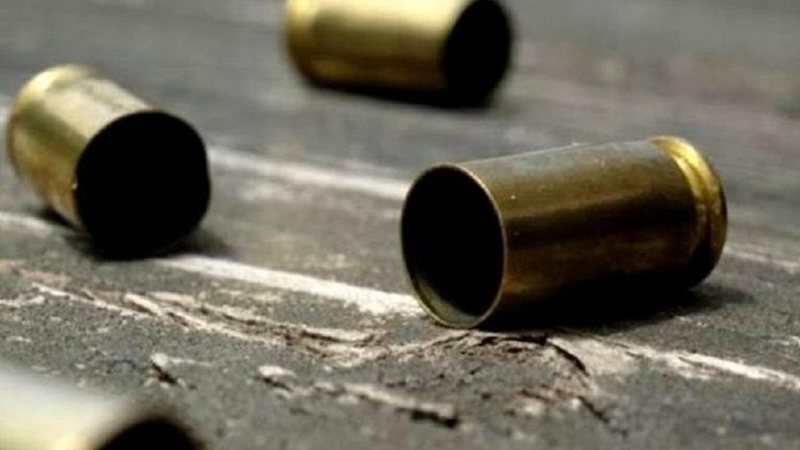 Imagem ilustrativa de munições; três pessoas morreram, uma criança de 13 anos, um homem de 21 e um policial militar Munição Balas de arma no chão - Imagem ilustrativa