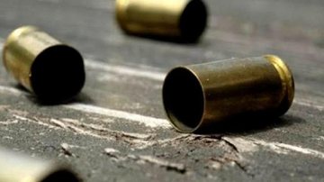 Imagem ilustrativa de munições; três pessoas morreram, uma criança de 13 anos, um homem de 21 e um policial militar Munição Balas de arma no chão - Imagem ilustrativa