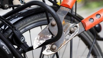 Caso ocorreu na avenida Presidente Costa e Silva, no bairro Boqueirão, em Praia Grande Idoso é pego em flagrante no momento em que cortava cadeado de bicicleta Alicate cortando corrente de bicicleta - Divulgação/picture-aliance/dpa/F.Gentsch
