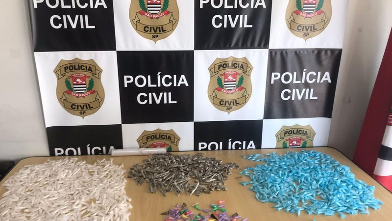 Entorpecentes estavam dentro de uma bolsa, no guarda-roupa Tatuador é preso com mais de 1.800 porções de drogas no Vale do Ribeira Porções de entorpecentes apreendidas em Registro, no vale do Ribeira - Assessoria de Imprensa – Polícia Civil - Deinter-6