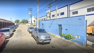 Infrator tentou invadir fábrica pelo telhado, porém, sofreu queda de 10 metros e caiu com o rosto no chão, sendo encontrado por funcionários - Google street view