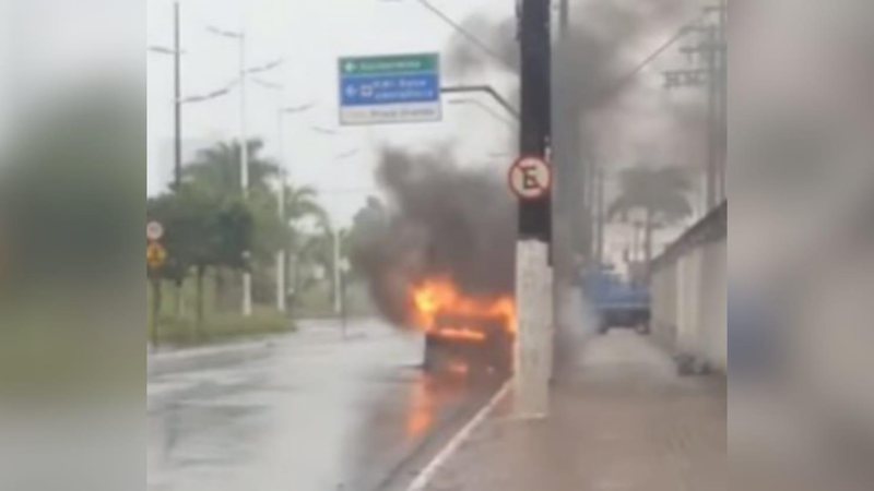 Carro estava estacionado na Avenida Marginal, no bairro Sítio do Campo - Praia Grande Mil Grau