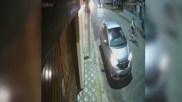 Por pouco carro não atinge ciclistas em avenida do centro de Ubatuba, SP Carro em alta velocidade bate em árvore no centro de Ubatuba (SP); VÍDEO Por pouco carro não atinge ciclistas na avenida - Foto: Divulgação | Reprodução