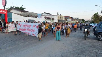 Ubatuba foi a única cidade da Baixada Santista a realizar a marcha Marcha para maconha Pessoas com cartazes na marcha para maconha - Divulgação/Eduardo Enomoto