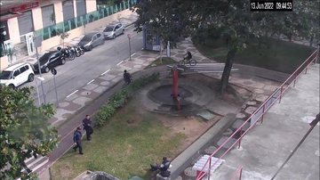 Local do flagrante, na orla de Santos Câmeras flagram tráfico na orla de Santos (SP) Imagens de monitoramento de praça perto da praia em Santos - Imagem: Divulgação / Prefeitura de Santos