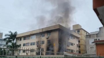 Corpo de Bombeiros controlou as chamas Carro pega fogo em garagem de prédio em Guarujá (SP) Prédio com fumaça - Imagem: Reprodução / Guarujá Mil Grau