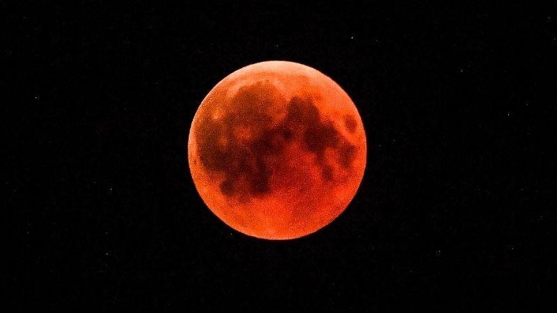 Eclipse lunar, também conhecido como "Lua de Sangue", poderá ser visto de todo o território nacional Eclipse total da Lua acontece neste domingo (15) e poderá ser visto do Brasil Eclipse lunar visto da Turquia. Lua em cor avermelhada - Reprodução/AFP