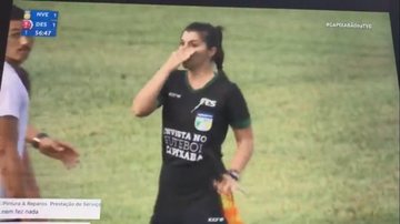 Auxiliar de arbitragem Marcielly Netto, em campo, após ser agredida com cabeçada por treinador Técnico dá cabeçada em bandeirinha mulher em partida no Espírito Santo; assista Bandeirinha com a mão no rosto após ser agredida - Imagem: Reprodução