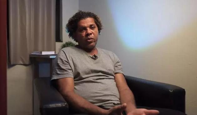 Givaldo Alves em vídeo divulgado para esclarecer e pedir desculpas sobre seus crimes Givaldo Alves Homem sentado em uma poltrona preta e olhando para a câmera - Reprodução