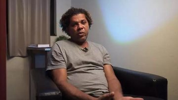 Givaldo Alves em vídeo divulgado para esclarecer e pedir desculpas sobre seus crimes Givaldo Alves Homem sentado em uma poltrona preta e olhando para a câmera - Reprodução