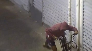 Câmeras de segurança registraram o momento do furto Furto de bicileta homem de moletom e capuz furtando uma bicileta - Divulgação