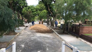 Reparos no cemitério realizados pela prefeitura de Guarujá para o Dia das Mães Cemitério de Guarujá Cemitério de Guarujá e pessoas trabalhando no local - Divulgação