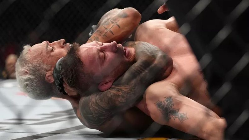 Charles do Bronx finalizando adversário durante UFC 274 CAPA - Charles do Bronx, de Guarujá, vence, bate recorde do UFC, mas fica sem cinturão - Copyright: Getty Images