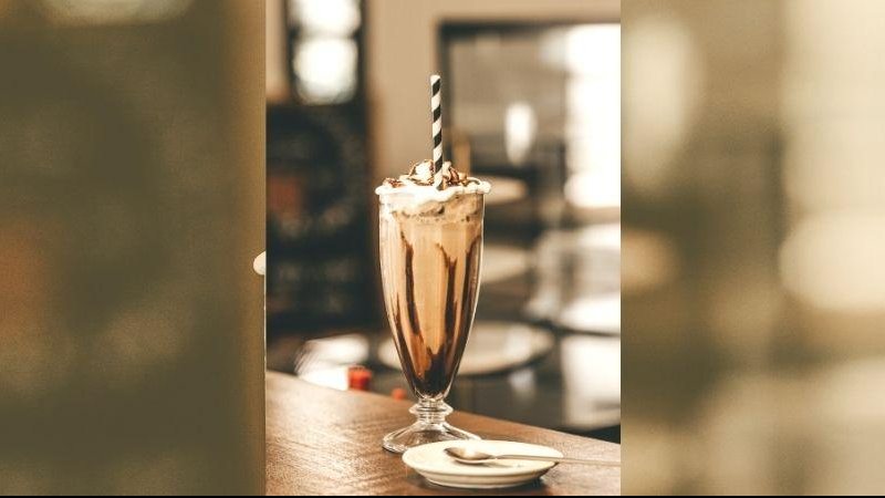 Em depoimento à polícia, gerente admitiu que urinava nas bebidas para obter "prazer sexual" Gerente admite que urinava em milk-shakes dos clientes “por prazer” Milk-shake de chocolate - Jonathan Borba/Unsplash