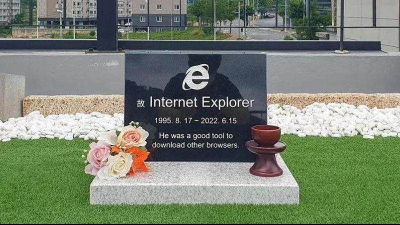 Navegador de internet deixou de ter suporte para o Windows 10 na última quarta-feira (15) Internet Explorer “morre” após 27 anos e tem até “funeral” "Lápide" do navegador Internet Explorer - AFP/Cortersia de Kiyoung Jung