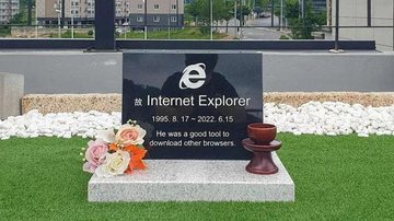 Navegador de internet deixou de ter suporte para o Windows 10 na última quarta-feira (15) Internet Explorer “morre” após 27 anos e tem até “funeral” "Lápide" do navegador Internet Explorer - AFP/Cortersia de Kiyoung Jung