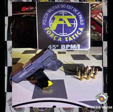 Arma encontrada, uma pistola, com 11 munições não utilizadas Arma Arma de lado com munições ao lado na mesa - Divulgação
