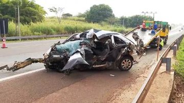 Acidente aconteceu entre um carro e um caminhão; motorista do veículo morreu na hora Acidente de carro Carro destruído após acidente - Divulgação