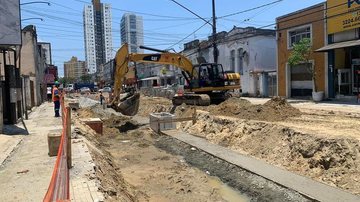 São 20 vagas para ajudante, 15 vagas para pedreiro e 15 vagas para carpinteiro Em Santos, obras do VLT oferecem mais de 50 vagas de emprego Obras do segundo trecho do VLT, em Santos - Divulgação/EMTU