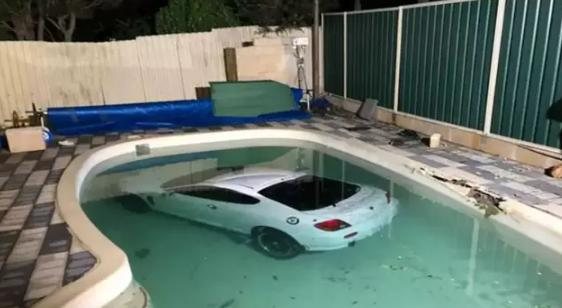 Mulher afirmou ao jornal local que estava bêbada e dirigindo em alta velocidade Carro na piscina Carro branco dentro da piscina na Austrália - Divulgação