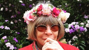 Rita tem 74 anos e histórico de câncer na família; doença foi descoberta em 2021 Rita Lee Rita Lee olhando para a câmera com uma coroa de flores na cabeça - Divulgação