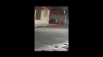 Suposto perseguidor, flagrado por estudante que se escondia em mercado, no Guarujá Capa - Mulheres são perseguidas por assediadores em Guarujá, Praia Grande e Bertioga em menos de dez dias Homem parado em moto - Imagem: Reprodução