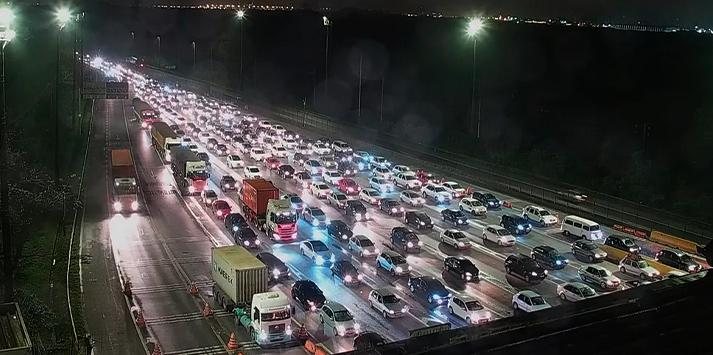 Cerca de 4,3 milhões de veículos devem pegar estrada neste feriado Descida a Serra - Reprodução DER