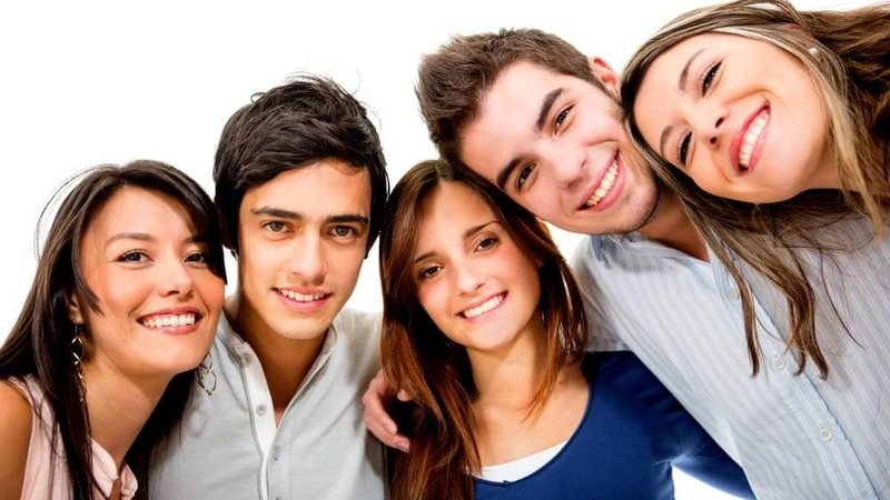 Nova medida provisória está sendo analisada por autoridades e por entidades como o CIEE Jovens sorrindo Cinco jovens abraçados e sorrindo - Imagem Ilustrativa