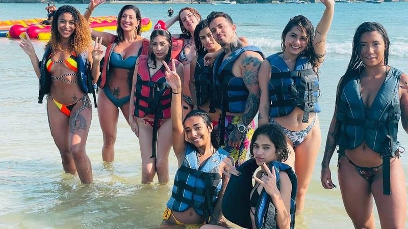 Arturo Medeiros e suas esposas Modelo brasileiro com oito esposas procura mais uma Homem em praia com oito mulheres - Imagem: Divulgação