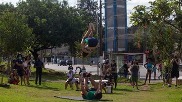 Espetáculo ao ar livre, repleto de acrobacias, fala de encontros e desencontros Circo na Praia: Guarujá tem espetáculo circense gratuito neste sábado Atores fazendo acrobacia em praça - Imagem: Divulgação / Prefeitura de Guarujá