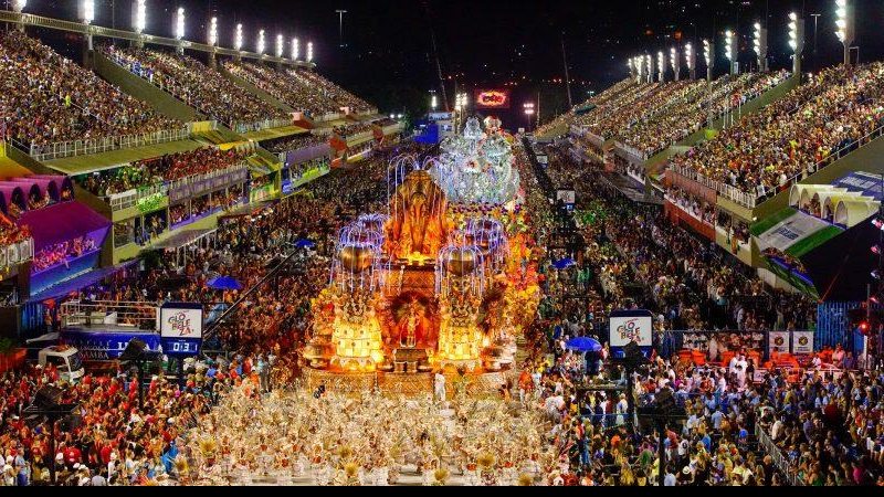 Desfiles do Grupo Especial do Rio e SP acontecem na sexta (22) e sábado (23) Ziriguidum: desfiles das escolas de samba do Rio e SP acontecem esta semana Desfile de escola de samba na Marquês de Sapucaí, no Rio de Janeiro - Riotur